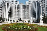 Để sở hữu “căn hộ Hoàng gia” R1, R2 Royal City, khách hàng liên hê: Hệ thống Siêu thị dự án Bất động sản STDA, văn phòng giao dịch: Tòa R2 – Khu đô thị Royal City 72A Nguyễn Trãi, Thanh Xuân, Hà Nội. Hotline: 0914 568 944