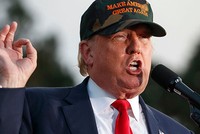 Tỷ phú Mỹ Donald Trump có nhiều phát ngôn gây sốc khi chạy đua vào Nhà Trắng. Ảnh:ABC News
"Chúng ta nên dừng cuộc bầu cử và trao chức tổng thống cho Trump, đúng không? Chúng ta tổ chức để làm gì? các chính sách của bà ấy quá tệ", Washington Post dẫn lại lời ông Trump nói với người ủng hộ ở Springfield, bang Ohio khi nhắc đến bà Hillary Clinton.