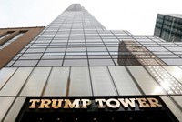 Ông Trump từng hứa sẽ rời khỏi vị trí điều hành doanh nghiệp nếu đắc cử tổng thống.
Không có dấu hiệu gì chứng tỏ tổng thống mới đắc cử sẽ thay đổi các quyết định mà mình đã tuyên bố trước đó. Vào cuối tháng 10, nhà báo nội chính lão luyện George Stephanopoulos của ABC News đã hỏi Donald Jr., Ivanka và Eric sẽ gắn bó với sự nghiệp kinh doanh của gia đình ra sao nếu cha của họ trở thành tổng tống. “Đó là những gì chúng tôi làm. Chúng tôi là những người đang xây dựng sự nghiệp này”, Donald Jr