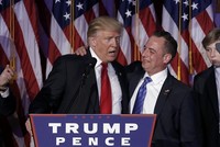 Donald Trump cảm ơn Reince Priebus (cà vạt xanh) trong bài phát biểu chiến thắng ngày 9/11. Ảnh: Reuters