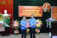 Ông Nguyễn Hải Phong, Phó Viện trưởng thường trực VKSND tối cao
trao Quyết định điều động, bổ nhiệm chức vụ Viện trưởng VKSND tỉnh Tuyên Quang cho ông Lại Viết Quang