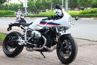 Mẫu xe phong cách cổ điển trên một con phố tại Sài Gòn.
