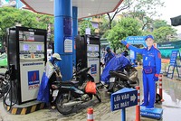 Hình nộm nhân viên cây xăng tươi cười với dòng chữ "Xin chào quý khách" gây sự chú ý với khách hàng.Ảnh: Anh Tú