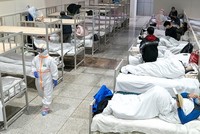 Các bệnh nhân nhiễm nCoV được điều trị tại bệnh viện dã chiến ở Vũ Hán hôm 5/2. Ảnh: Reuters.