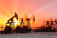 Giá dầu kẹt trong mức thấp nhất hai tháng do nhu cầu ngắn hạn ảm đạm
