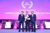 Tổng Giám Đốc Masan Group Danny Le (giữa) nhận chứng nhận Doanh nghiệp có thương vụ M&A tiêu biểu từ ông Trần Quốc Phương - Thứ trưởng Bộ Kế hoạch và Đầu tư và ông Lê Trọng Minh - Tổng Biên Tập Báo Đầu Tư