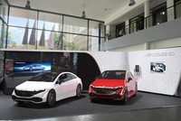 Khách hàng xe được lần đầu trải nghiệm xe ô tô điện Mecerdes-Benz tại Haxaco 46 Láng Hạ, Hà Nội vào tháng 11/2022.