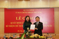 Bộ trưởng Bộ Tài chính Hồ Đức Phớc trao quyết định bổ nhiệm Chủ tịch Ủy ban Chứng khoán Nhà nước đối với bà Vũ Thị Chân Phương.