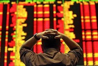 Thị trường chứng khoán Trung Quốc giảm gần 8% khi đóng cửa phiên đầu tuần. Ảnh: AFP