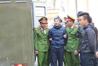 Bị cáo Giang Văn Đạt bị dẫn giải đến tòa.