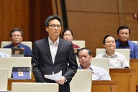 Phó Thủ tướng Vũ Đức Đam giải trình tại nghị trường.