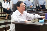 Ông Vũ Huy Hoàng bào chữa tại tòa.