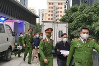 Dẫn giải các bị cáo đến tòa.