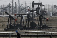 OPEC hoãn họp như dự kiến, giá dầu lao dốc trở lại trong tuần tới