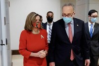 Chủ tịch Hạ viện Nancy Pelosi và Lãnh đạo đa số Thượng viện Charles Schumer. Ảnh: Reuters
