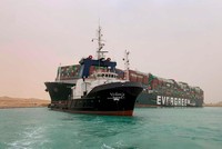 Hình ảnh con tàu container mắc kẹt ở kênh đào Suez. Nguồn: Suez Canal Authority