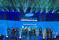 Tập thể lãnh đạo Gemadept, quý khách hàng và đối tác khui sâm banh