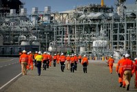 Công nhân tại một nhà máy LNG ở Queensland, Úc