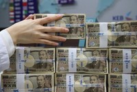 Tỷ giá đồng yên sụt giảm mạnh do BOJ "một mình một kiểu"