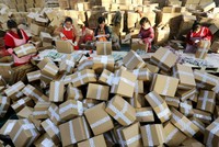 Hàng hóa được phân loại để giao hàng trong ngày 11/11 tại Liên Vâng Cảng, Giang Tô, Trung Quốc. Ảnh: AFP.