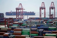 Các container hàng hóa tại Cảng biển nước sâu Dương Sơn ở Thượng Hải, Trung Quốc. Ảnh: Reuters.
