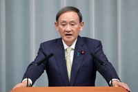 Chánh Văn phòng Nội các Nhật Bản Yoshihide Suga. Ảnh: AFP.