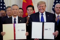 Tổng thống Donald Trump và Phó Thủ tướng Lưu Hạc ký kết thảo thuận thương mại Mỹ - Trung giai đoạn một tại Nhà Trắng ngày 15/1/2020. Ảnh: Reuters.