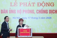 Bà Thái Hương, Phó chủ tịch HĐQT, Tổng giám đốc Ngân hàng TMCP Bắc Á ủng hộ phòng chống dịch Covid - 19
