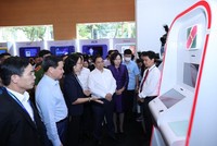 Thủ tướng Chính phủ Phạm Minh Chính thăm gian hàng của Agribank tại sự kiện “Ngày chuyển đổi số Ngành Ngân hàng”