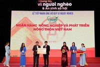 Ông Phạm Đức Tuấn, Phó tổng giám đốc, Chủ tịch Công đoàn Agribank, đại diện Agribank lên trao tặng ủng hộ 2 tỷ đồng cho Quỹ “Vì người nghèo”.