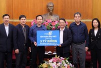 Ông Đào Đình Thi - Chủ tịch Hội đồng Quản trị Tập đoàn Bảo Việt - đại diện cho Tập đoàn, đã trao ủng hộ 3 tỷ đồng cho Quỹ Phòng chống dịch Covid-19
