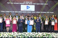 Bà Lê Thị Quỳnh Hoa - Phó tổng giám đốc Bảo hiểm VietinBank (VBI) đại diện doanh nghiệp nhận chứng nhận Top 500 doanh nghiệp lớn nhất Việt Nam năm 2022.