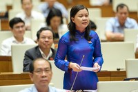 Đại biểu Thủy chất vấn Thống đốc Ngân hàng Nhà nước Nguyễn Thị Hồng.