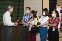 Phóng viên Quốc hội tác nghiệp hành lang tại Kỳ họp thứ ba Quốc hội khoá XV (ảnh: M.Minh)