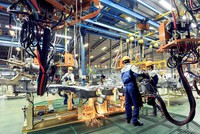 Doanh nghiệp sản xuất, lắp ráp ô tô Việt Nam đang gặp khó khăn do sản lượng giảm, lãi suất tăng cao... (Ảnh minh họa)