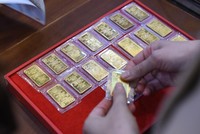 Giá vàng nhảy múa: Người mua nhiều hơn người bán
