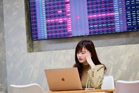 Áp lực tỷ giá, dòng tiền phân vân