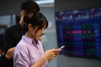 Nhóm cổ phiếu thép đảo chiều, thị trường vẫn tăng nhờ cặp đôi VCB - BID