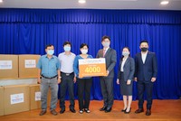 Ông Im Dong Jun, tân Tổng giám đốc kiêm Chủ tịch Hội đồng Thành Viên Hanwha Life Việt Nam cùng thành viên ban lãnh đạo công ty trao tài trợ 4.000 bộ trang phục bảo hộ y tế cho đại diện Sở Y Tế TP.HCM.