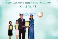 Ông Lê Trọng Minh, Tổng Biên tập Báo Đầu tư trao giải cho doanh nghiệp đạt giải cao tại Cuộc bình chọn Doanh nghiệp niêm yết 2019 do Sở Giao dịch chứng khoán TP.HCM, Sở Giao dịch chứng khoán Hà Nội, Báo Đầu tư và Quỹ đầu tư Dragon Capital phối hợp tổ chức.