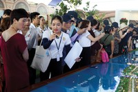 Thu nhập của khách hàng còn bị tác động bởi bệnh dịch nên chưa sẵn sàng để vay mua nhà. Ảnh: Lê Toàn