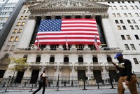 Bên ngoài sàn giao dịch chứng khoán ở New York, Mỹ ngày 9/11/2020. (Ảnh: THX/TTXVN)