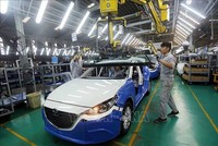 Dây chuyền lắp ráp xe Mazda của Công ty Cổ phần Ô tô Trường Hải trong Khu Kinh tế mở Chu Lai (Quảng Nam). Ảnh minh họa: TTXVN