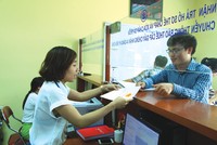 Nhận sổ hồng là quyền chính đáng của người mua chung cư. Ảnh:Dũng Minh