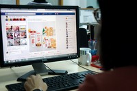 Việc quản lý, thu thuế đối với hoạt động kinh doanh thương mại điện tử gặp nhiều khó khăn thời gian qua. Ảnh: Dũng Minh