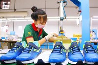 Công nhân làm việc tại nhà máy sản xuất giày xuất khẩu tại TP.HCM (Ảnh: Lê Toàn).