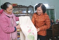 Đại biểu Quốc hội Trần Thị Quốc Khánh (bên phải) thường xuyên đến thăm, động viên nghệ nhân Phan Thị Thuận phát triển nghề dệt tơ sen