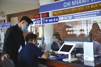 Người dân thực hiện thủ tục cấp sổ hồng ở Văn phòng đăng ký đất đai TP. Thủ Đức. Ảnh: Trọng Tín