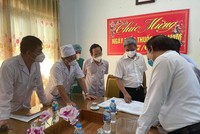 Thứ trưởng Bộ Y tế Nguyễn Trường Sơn bàn phương án tác chiến với lãnh đạo các tổ công tác của Bộ phận Thường trực đặc biệt tại Bắc Giang.