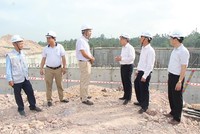 Lãnh đạo UBND tỉnh Thừa Thiên Huế kiểm tra khảo sát một dự án trên địa bàn tỉnh. (Ảnh: Thái Hùng)